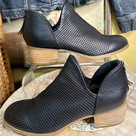 EUC Sofft Black Perforated Leather Ankle Bootie w/ V Notch Size: 8.5 - Picture 4 of 12